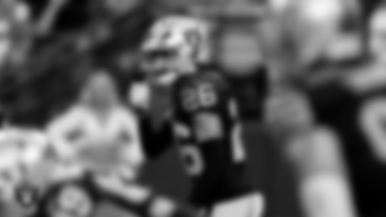 Las Vegas Raiders cornerback Darien Porter (26) during the regular season home game against the Denver Broncos at Allegiant Stadium.