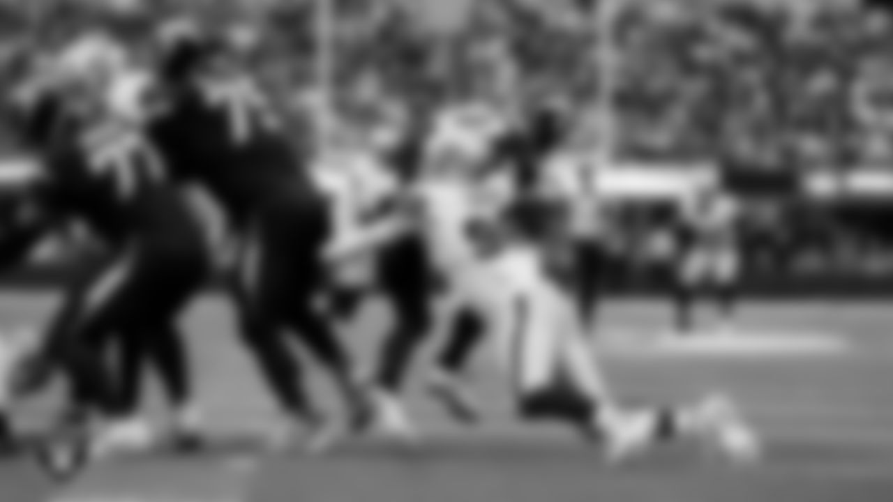 Las Vegas Raiders defensive end Maxx Crosby (98) during the regular season away game against the Los Angeles Chargers at SoFi Stadium.