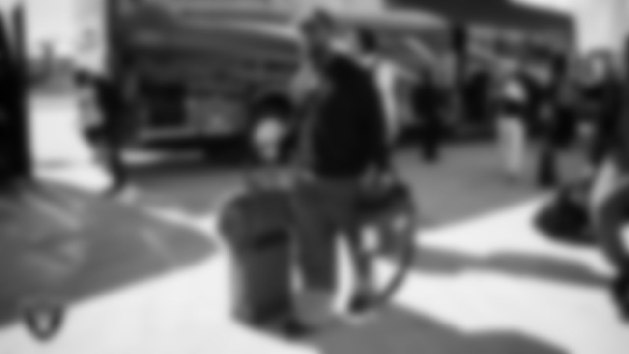 Las Vegas Raiders linebacker Devin White (45) departs for the regular season away game against the Indianapolis Colts.