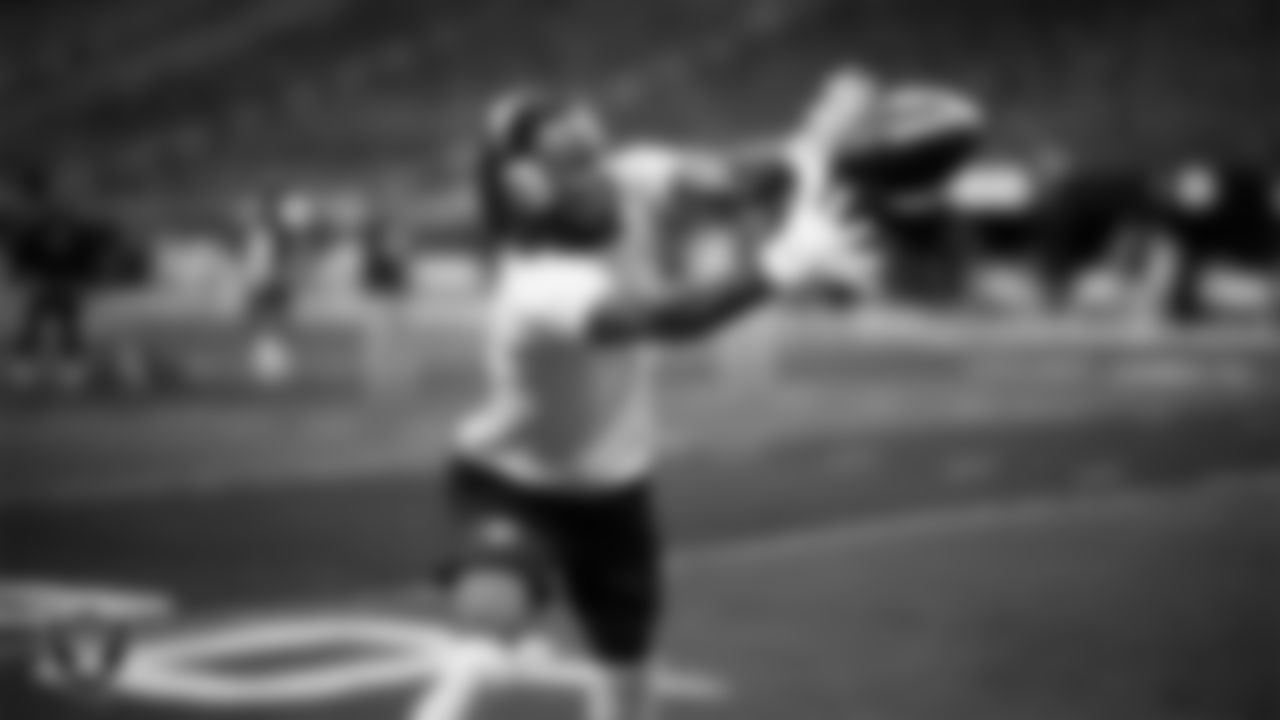 Las Vegas Raiders wide receiver Dont'e Thornton Jr. (10) warming up before the regular season home game against the New York Giants at Allegiant Stadium.