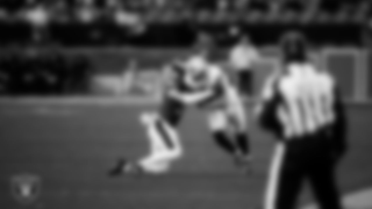 Las Vegas Raiders tight end Brock Bowers (89) runs after making a catch during the regular season away game against the Philadelphia Eagles at Lincoln Financial Field.