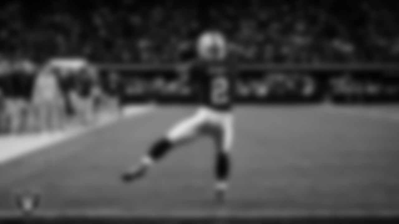 Las Vegas Raiders running back Ashton Jeanty (2) makes a 5-yard touchdown catch during the regular season home game against the Cleveland Browns at Allegiant Stadium.