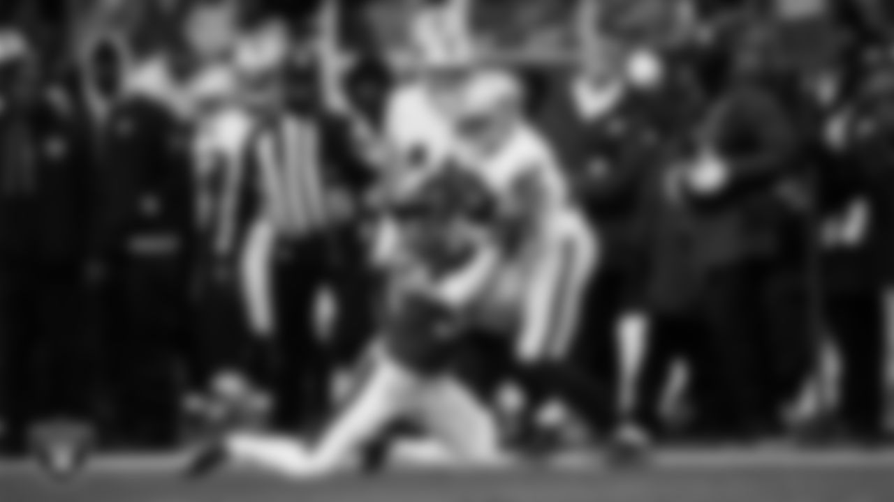 Las Vegas Raiders tight end Brock Bowers (89) runs after making a catch during the regular season away game against the Philadelphia Eagles at Lincoln Financial Field.