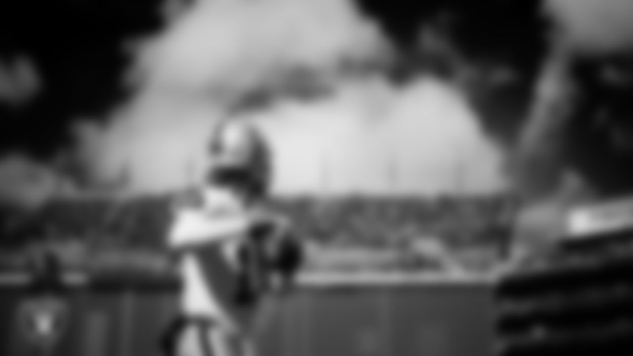 Las Vegas Raiders quarterback Kenny Pickett (15) warming up before the regular season away game against the Philadelphia Eagles at Lincoln Financial Field.