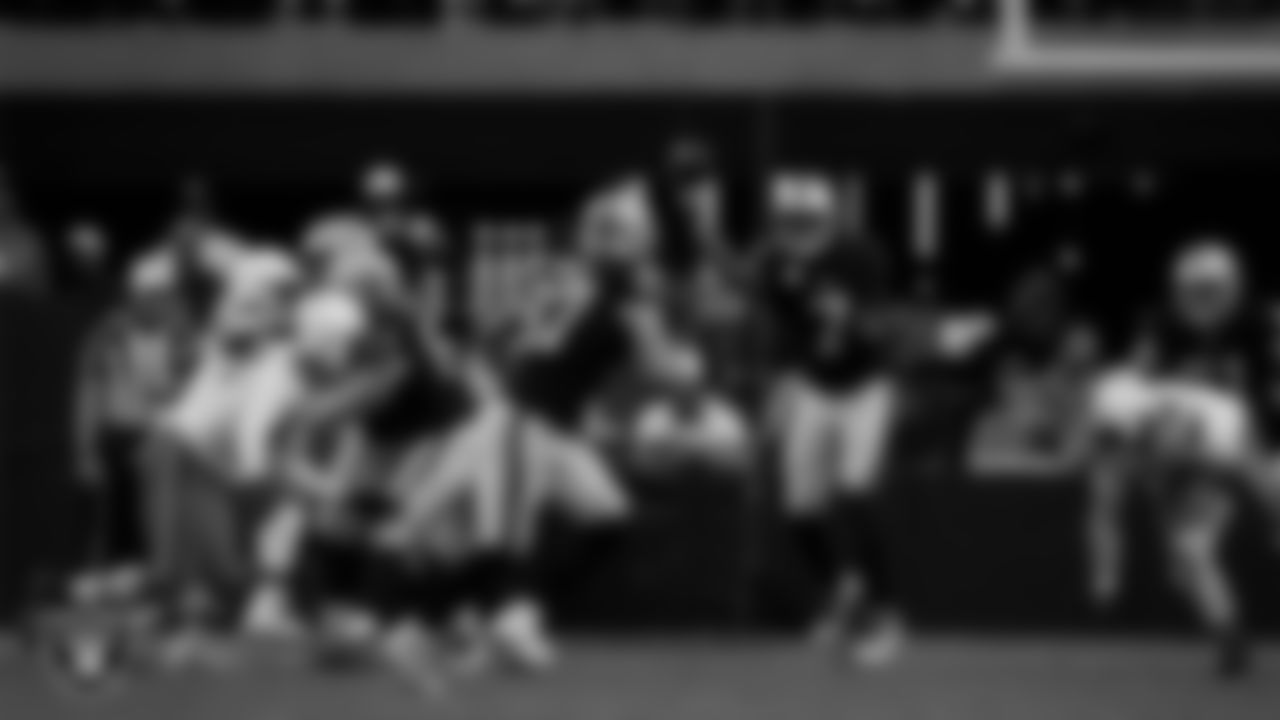 Las Vegas Raiders quarterback Geno Smith (7) passes during the regular season home game against the Cleveland Browns at Allegiant Stadium.