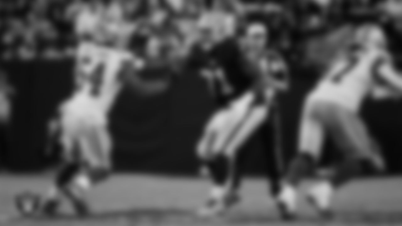 Las Vegas Raiders tackle DJ Glaze (71) blocks during the regular season home game against the Dallas Cowboys at Allegiant Stadium.