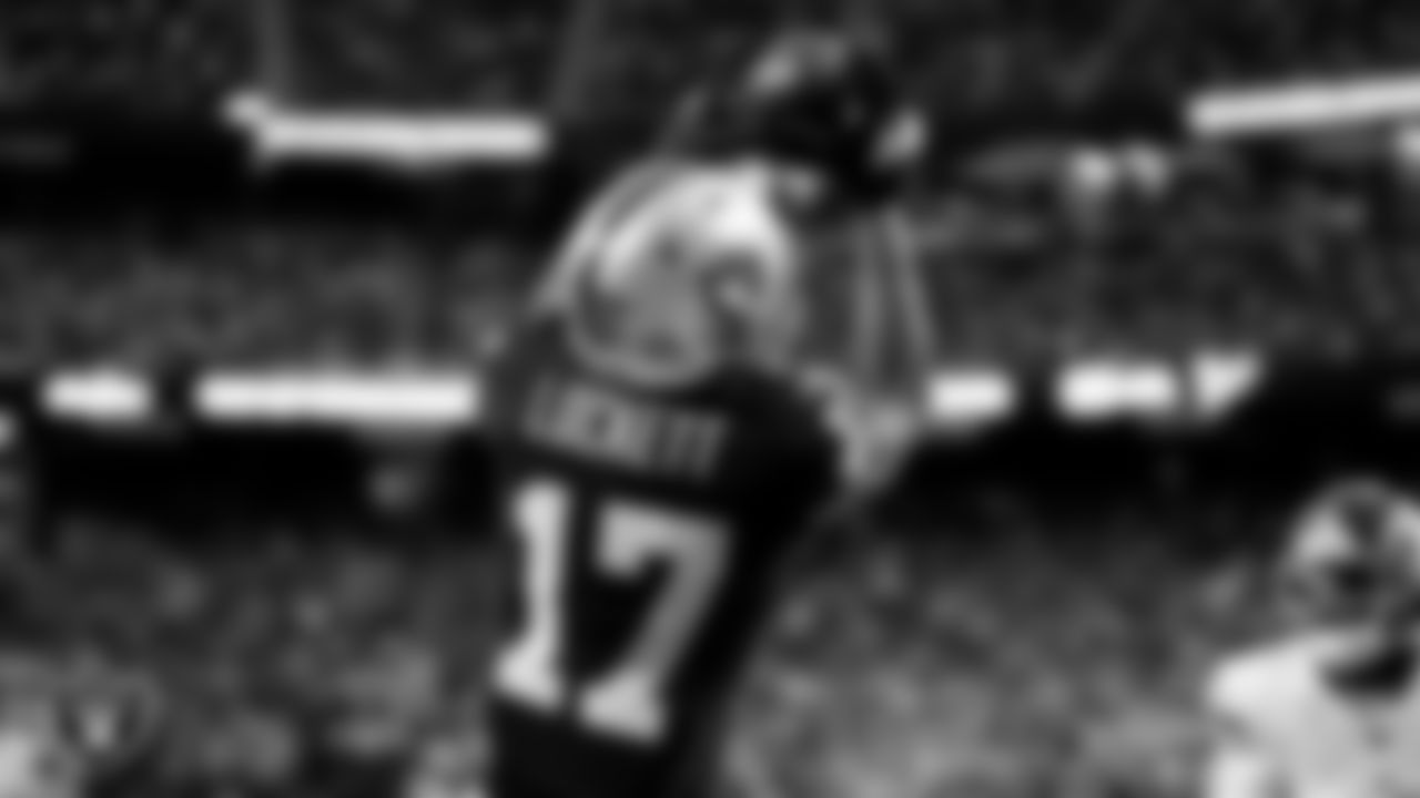 Las Vegas Raiders wide receiver Tyler Lockett (17) makes a 4-yard touchdown catch during the regular season home game against the New York Giants at Allegiant Stadium.