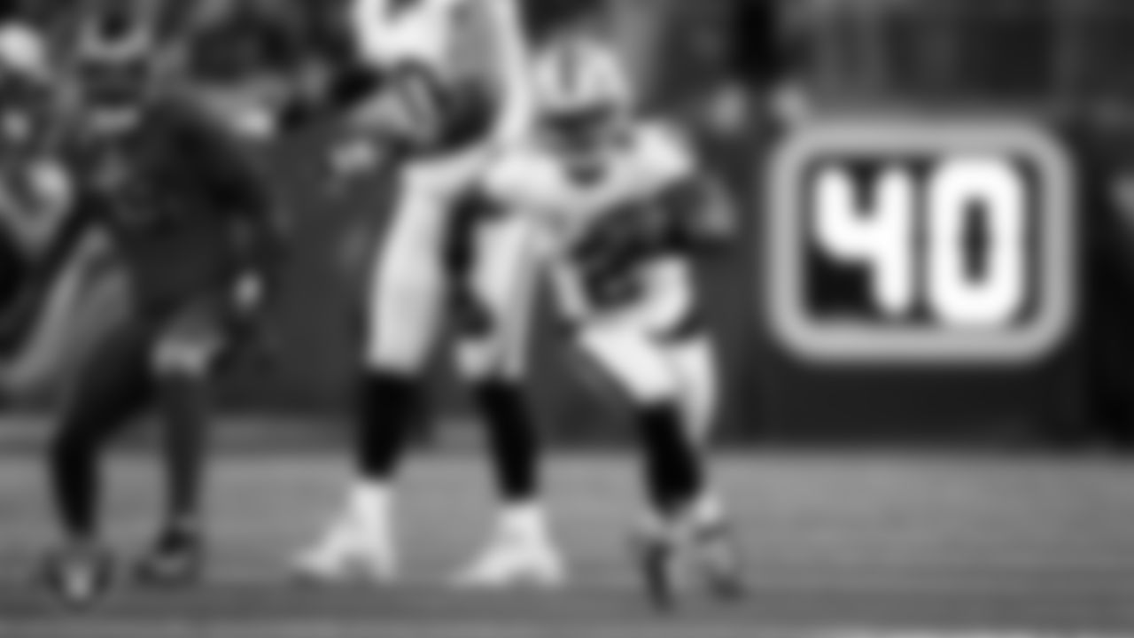 Las Vegas Raiders running back Ashton Jeanty (2) rushes for a 51-yard touchdown during the regular season away game against the Houston Texans at NRG Stadium.