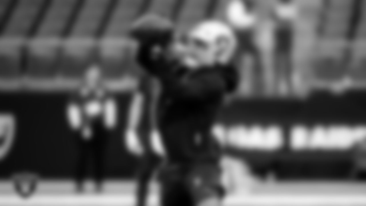 Las Vegas Raiders wide receiver Tyler Lockett (17) warming up before the regular season home game against the Cleveland Browns at Allegiant Stadium.