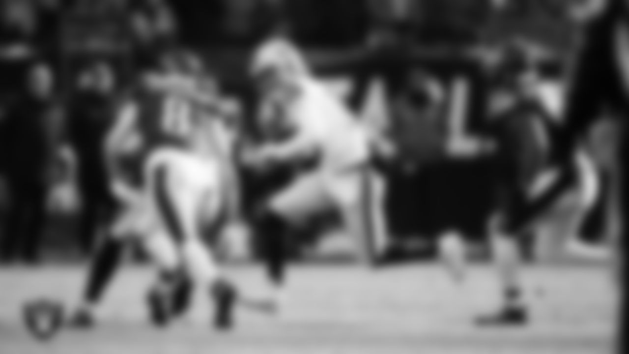 Las Vegas Raiders quarterback Kenny Pickett (15) runs during the regular season away game against the Philadelphia Eagles at Lincoln Financial Field.