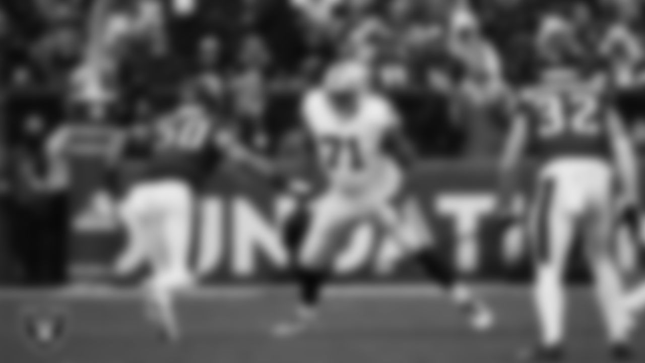 Las Vegas Raiders tackle DJ Glaze (71) blocks during the regular season away game against the Philadelphia Eagles at Lincoln Financial Field.