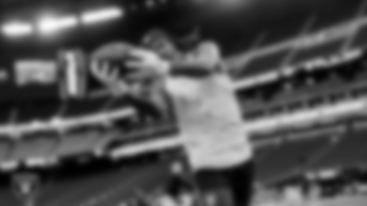 Las Vegas Raiders wide receiver Dont'e Thornton Jr. (10) warming up before the regular season home game against the Cleveland Browns at Allegiant Stadium.