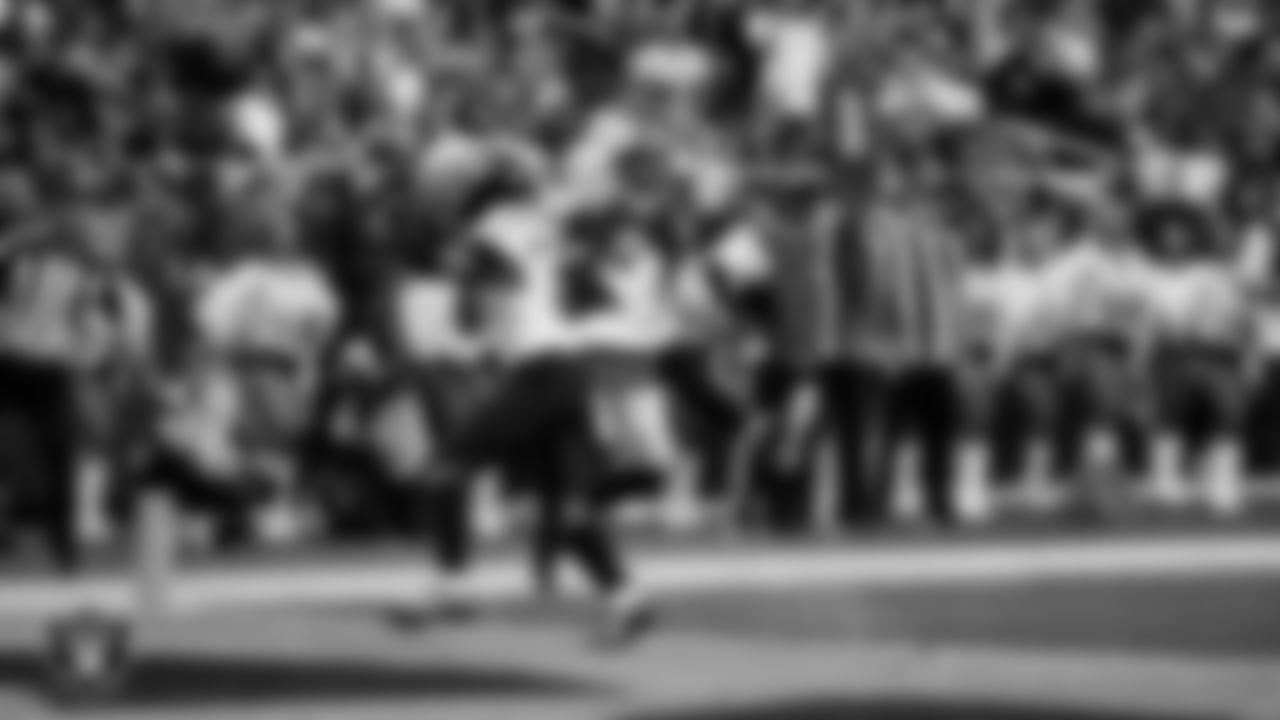 Las Vegas Raiders tight end Brock Bowers (89) makes a 7-yard touchdown catch during the regular season home game against the Jacksonville Jaguars at Allegiant Stadium.