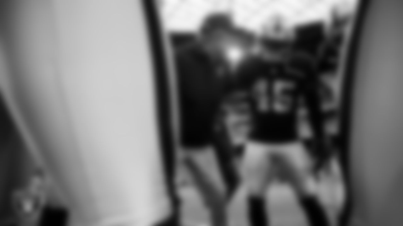 Las Vegas Raiders linebackers coach John Glenn and linebacker Devin White (45) in a huddle before the regular season home game against the Jacksonville Jaguars at Allegiant Stadium.