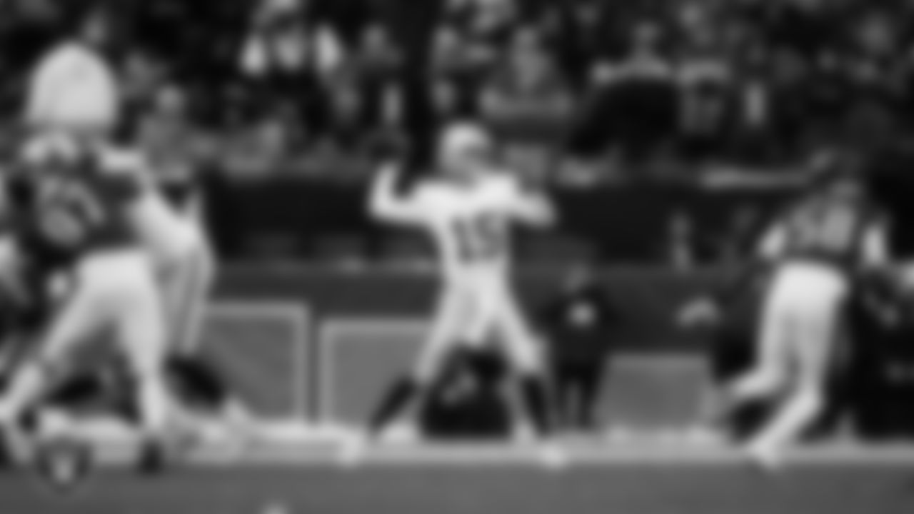 Las Vegas Raiders quarterback Kenny Pickett (15) passes during the regular season away game against the Philadelphia Eagles at Lincoln Financial Field.