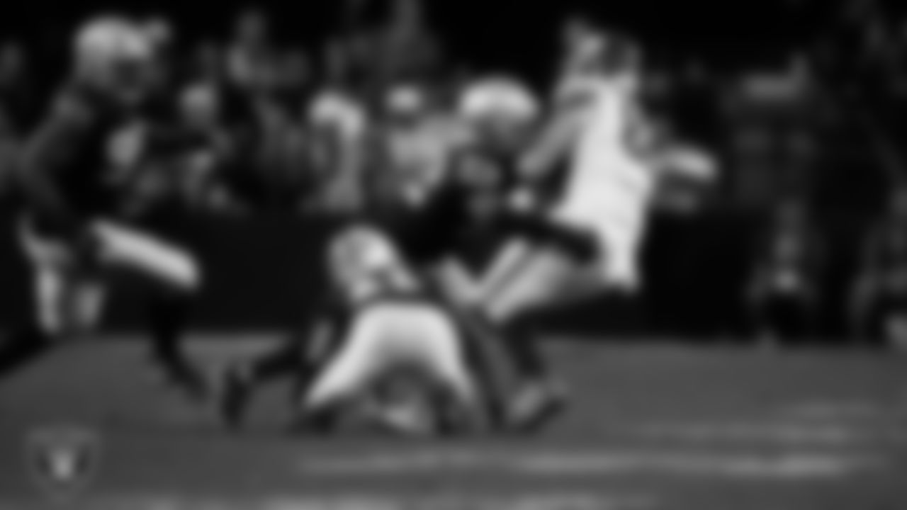 Las Vegas Raiders linebacker Elandon Roberts (52) makes a tackle during the regular season home game against the New York Giants at Allegiant Stadium.