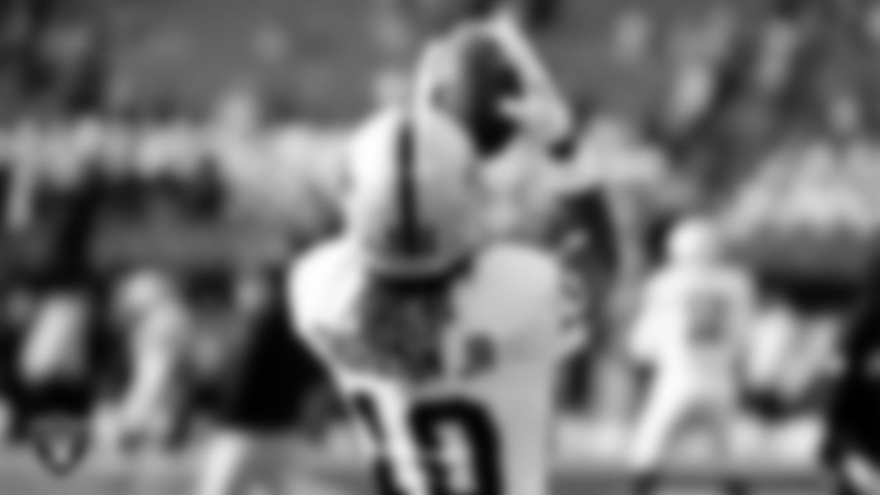 Las Vegas Raiders wide receiver Dont'e Thornton Jr. (10) warming up before the regular season away game against the Philadelphia Eagles at Lincoln Financial Field.