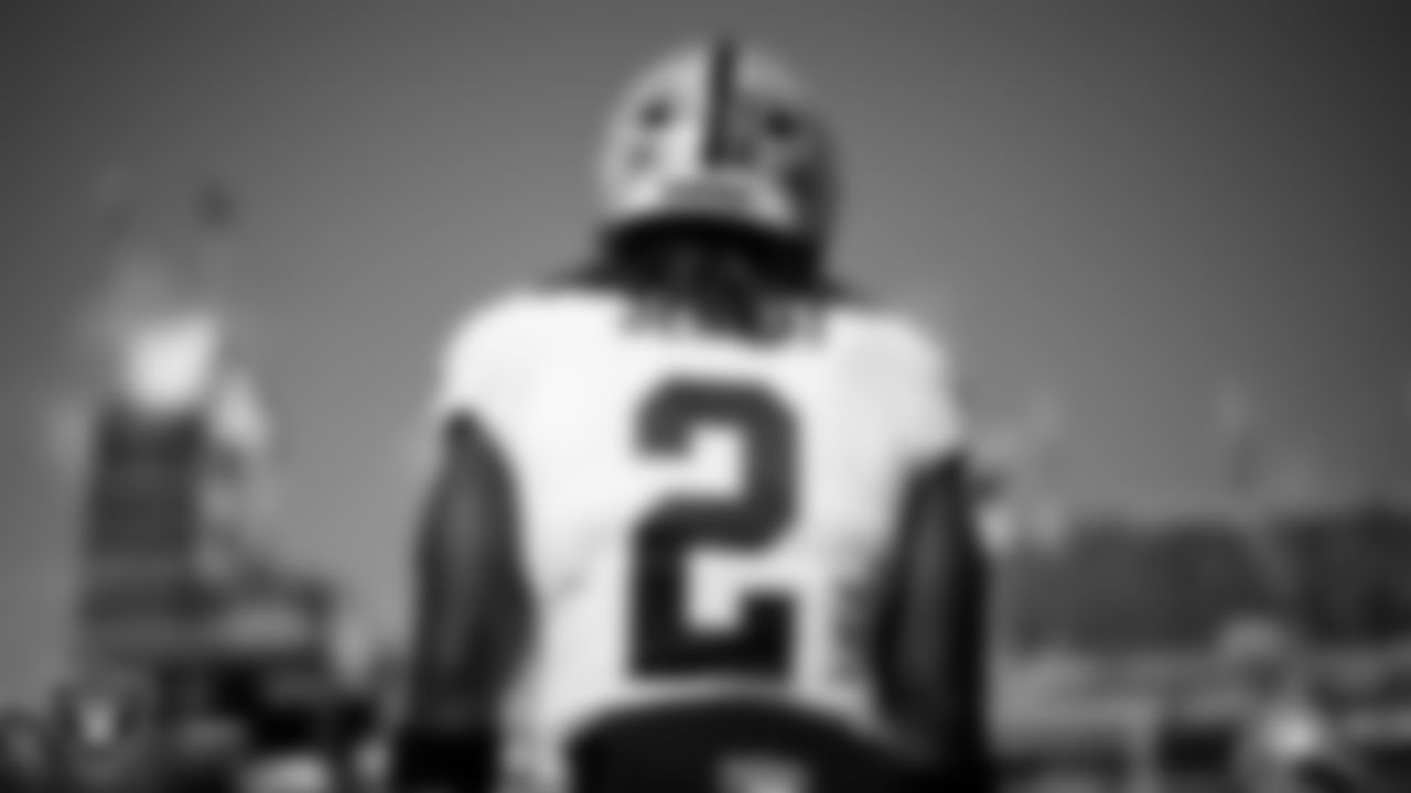 Las Vegas Raiders running back Ashton Jeanty (2) warming up before the regular season away game against the Philadelphia Eagles at Lincoln Financial Field.