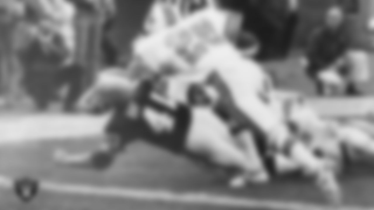 Oakland Raiders fullback Pete Banaszak (40) during the regular season home game against the Tampa Bay Buccaneers at Oakland-Alameda County Coliseum, Sunday, November 28, 1976, in Oakland, Calif.