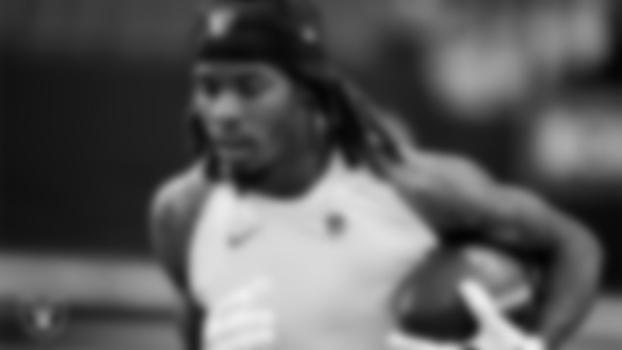 Las Vegas Raiders wide receiver Dont'e Thornton Jr. (10) warming up before the regular season home game against the Cleveland Browns at Allegiant Stadium.