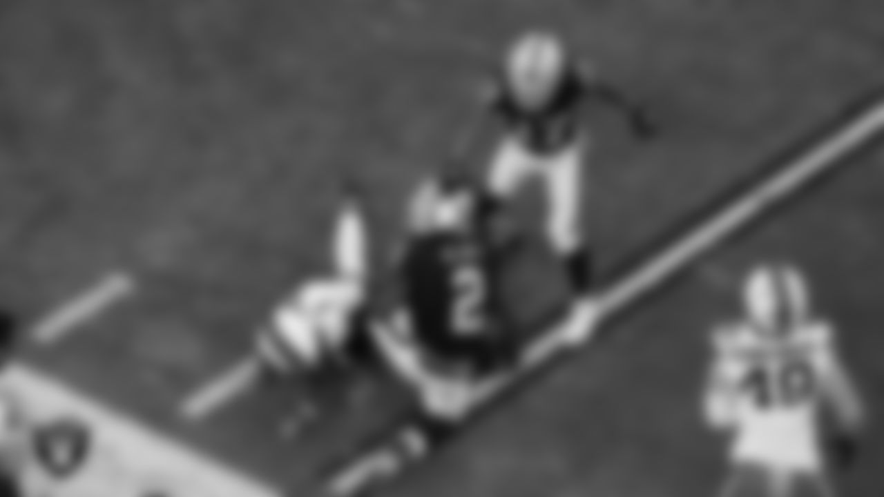 Las Vegas Raiders running back Ashton Jeanty (2) runs after making a catch during the regular season home game against the Cleveland Browns at Allegiant Stadium.