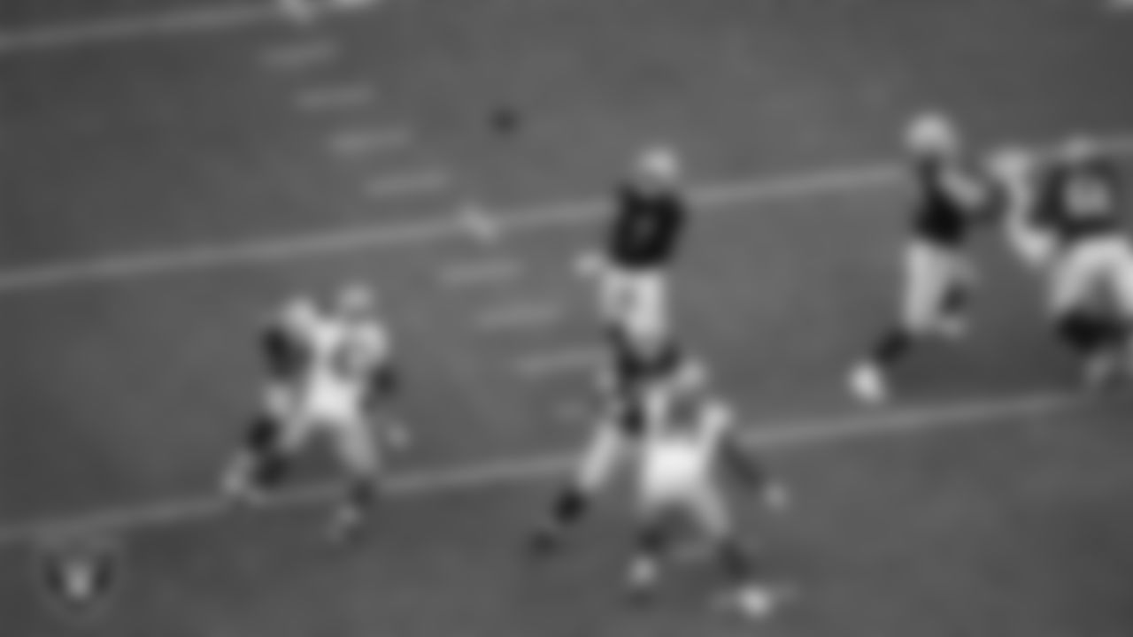 Las Vegas Raiders quarterback Geno Smith (7) passes during the preseason home game against the San Francisco 49ers at Allegiant Stadium.