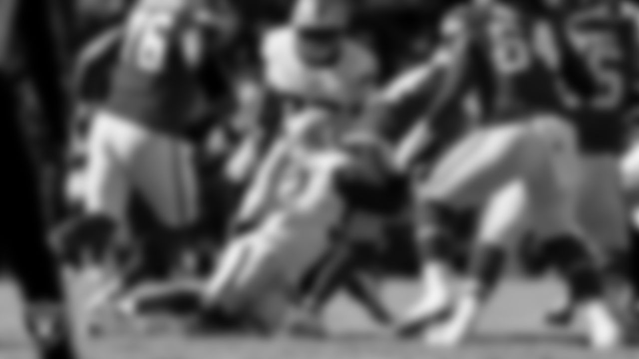 Las Vegas Raiders linebacker Elandon Roberts (52) during the regular season away game against the Kansas City Chiefs at GEHA Field at Arrowhead Stadium.