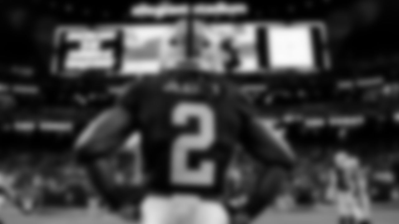 Las Vegas Raiders running back Ashton Jeanty (2) warming up before the regular season home game against the Dallas Cowboys at Allegiant Stadium.