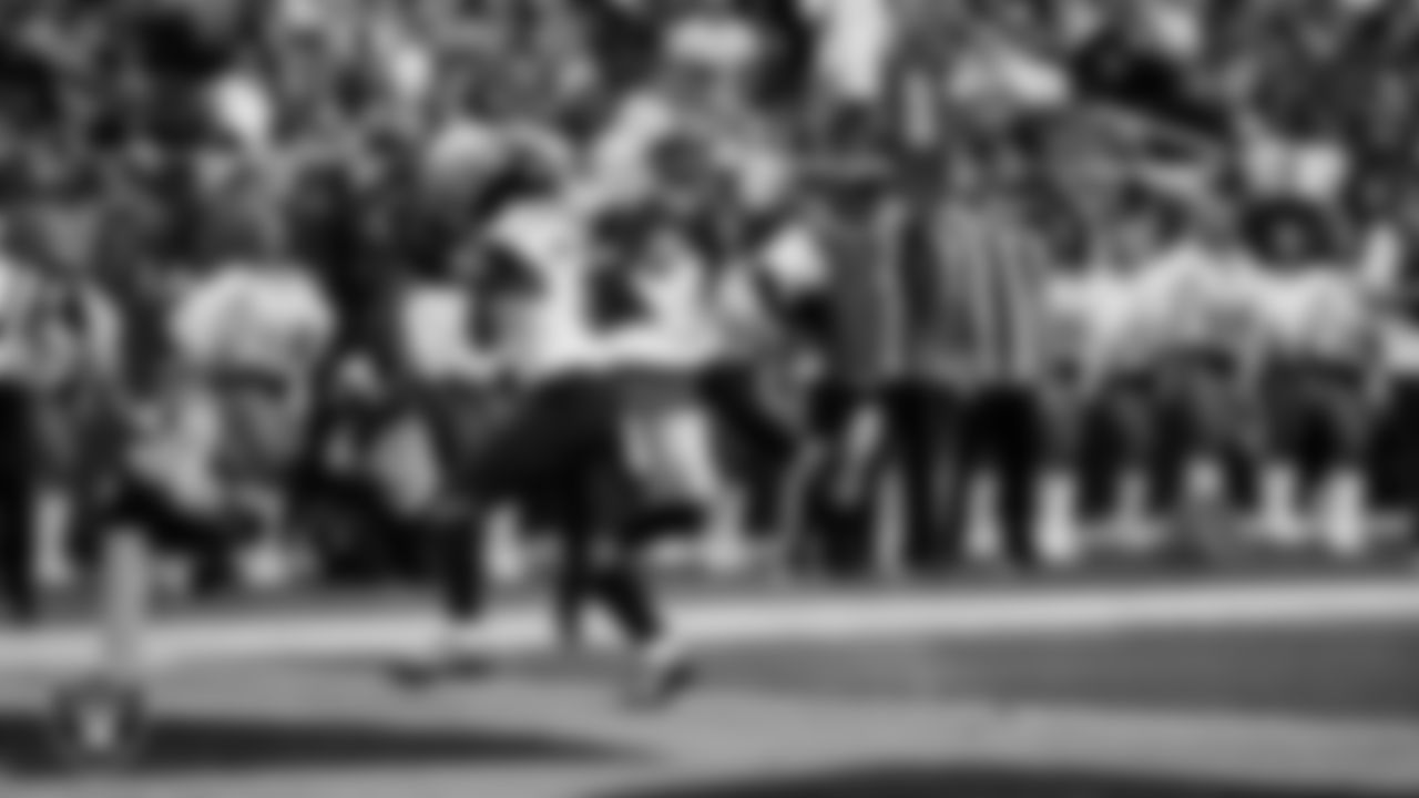Las Vegas Raiders tight end Brock Bowers (89) makes a 7-yard touchdown catch during the regular season home game against the Jacksonville Jaguars at Allegiant Stadium.