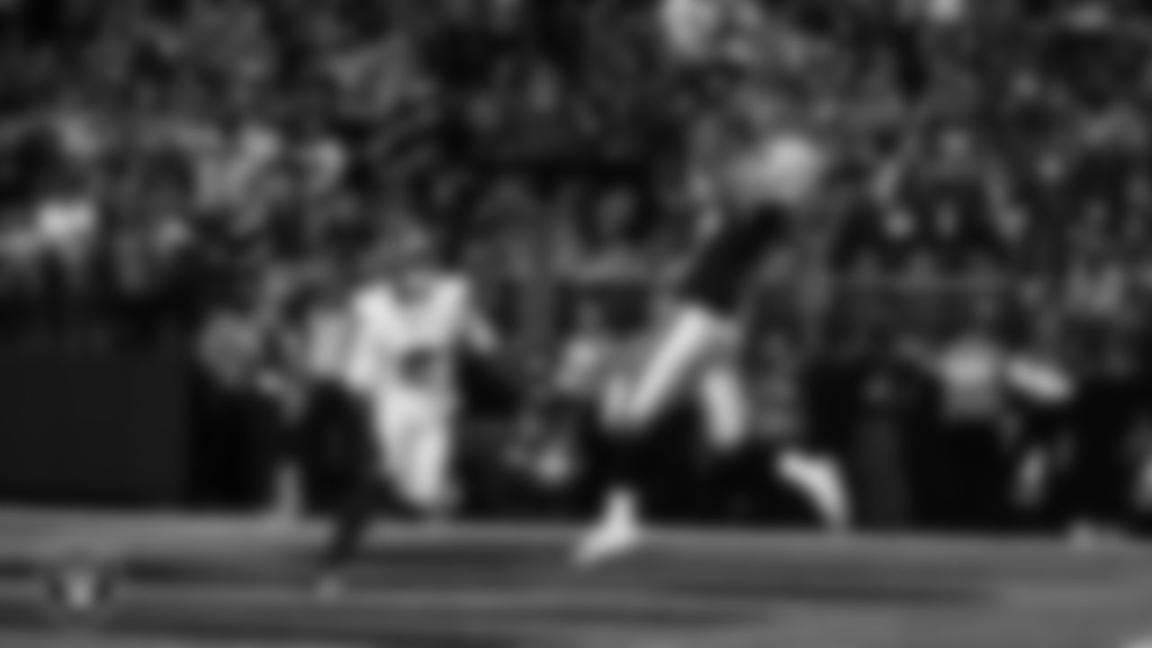 Las Vegas Raiders wide receiver Tyler Lockett (17) makes a 4-yard touchdown catch during the regular season home game against the New York Giants at Allegiant Stadium.