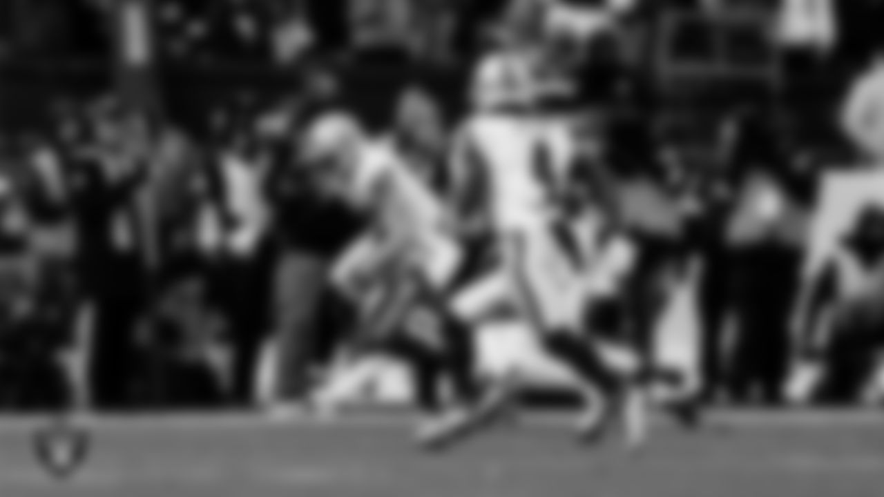 Las Vegas Raiders tight end Brock Bowers (89) during the regular season away game against the Philadelphia Eagles at Lincoln Financial Field.