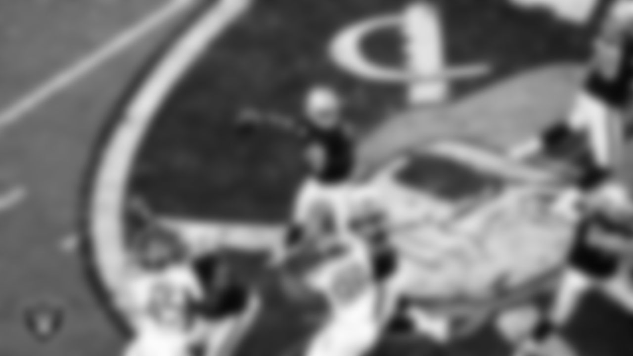 \Las Vegas Raiders quarterback Geno Smith (7) during the regular season home game against the Tennessee Titans at Allegiant Stadium.