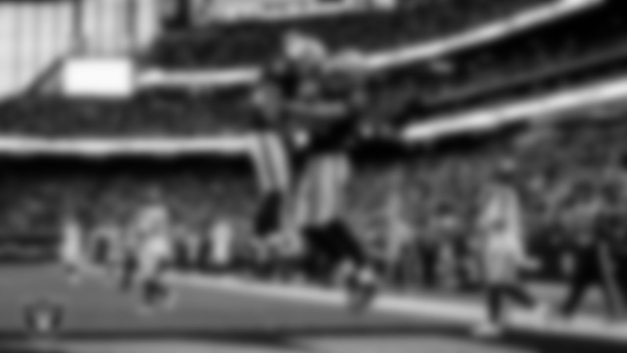 Las Vegas Raiders tight end Brock Bowers (89) celebrates with running back Ashton Jeanty (2) after making a 15-yard touchdown catch during the regular season home game against the Denver Broncos at Allegiant Stadium.