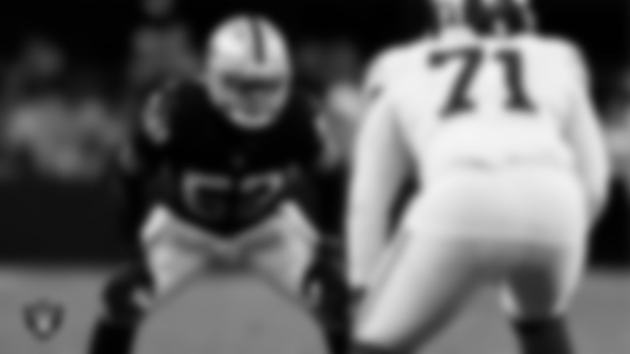 Las Vegas Raiders linebacker Elandon Roberts (52) during the regular season home game against the New York Giants at Allegiant Stadium.