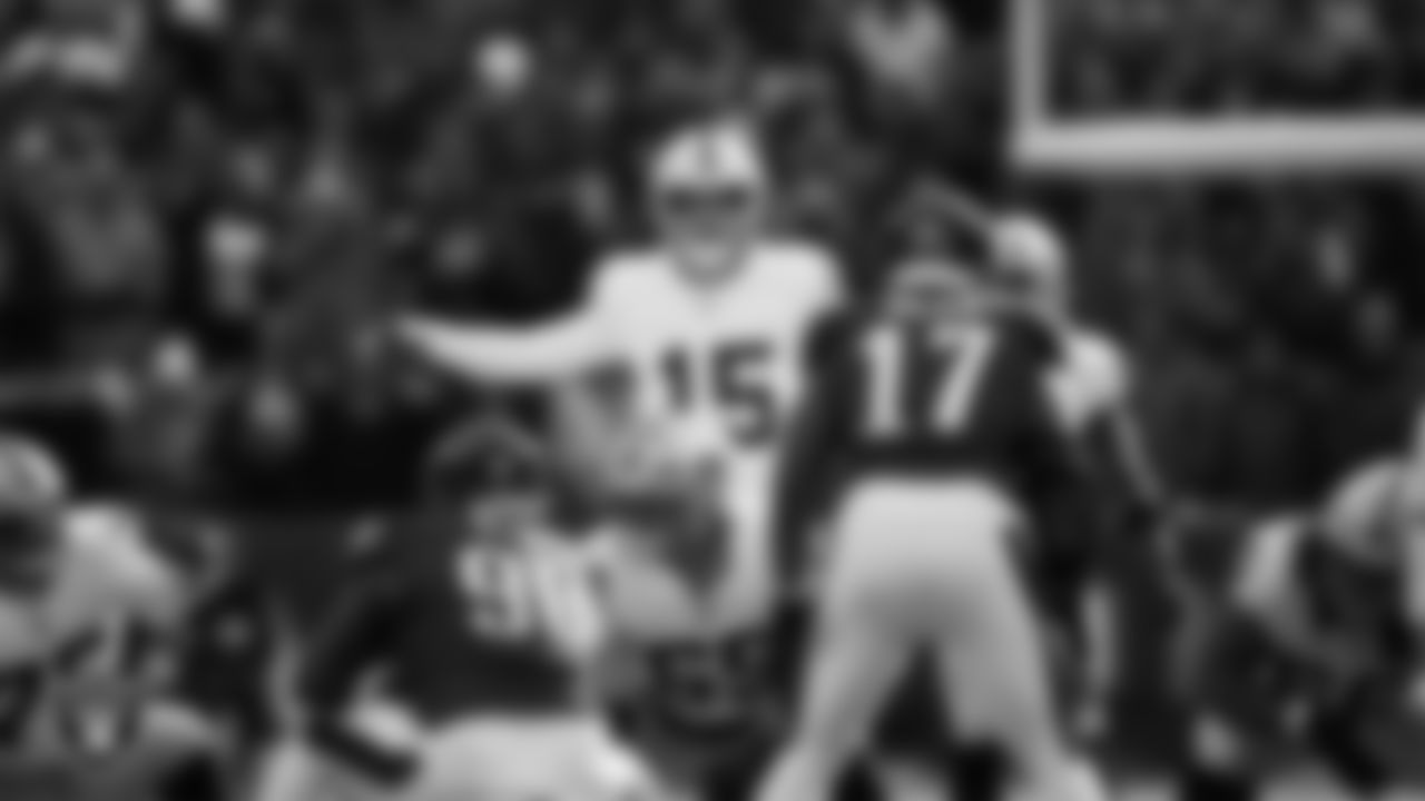 Las Vegas Raiders quarterback Kenny Pickett (15) lines up before the snap during the regular season away game against the Philadelphia Eagles at Lincoln Financial Field.