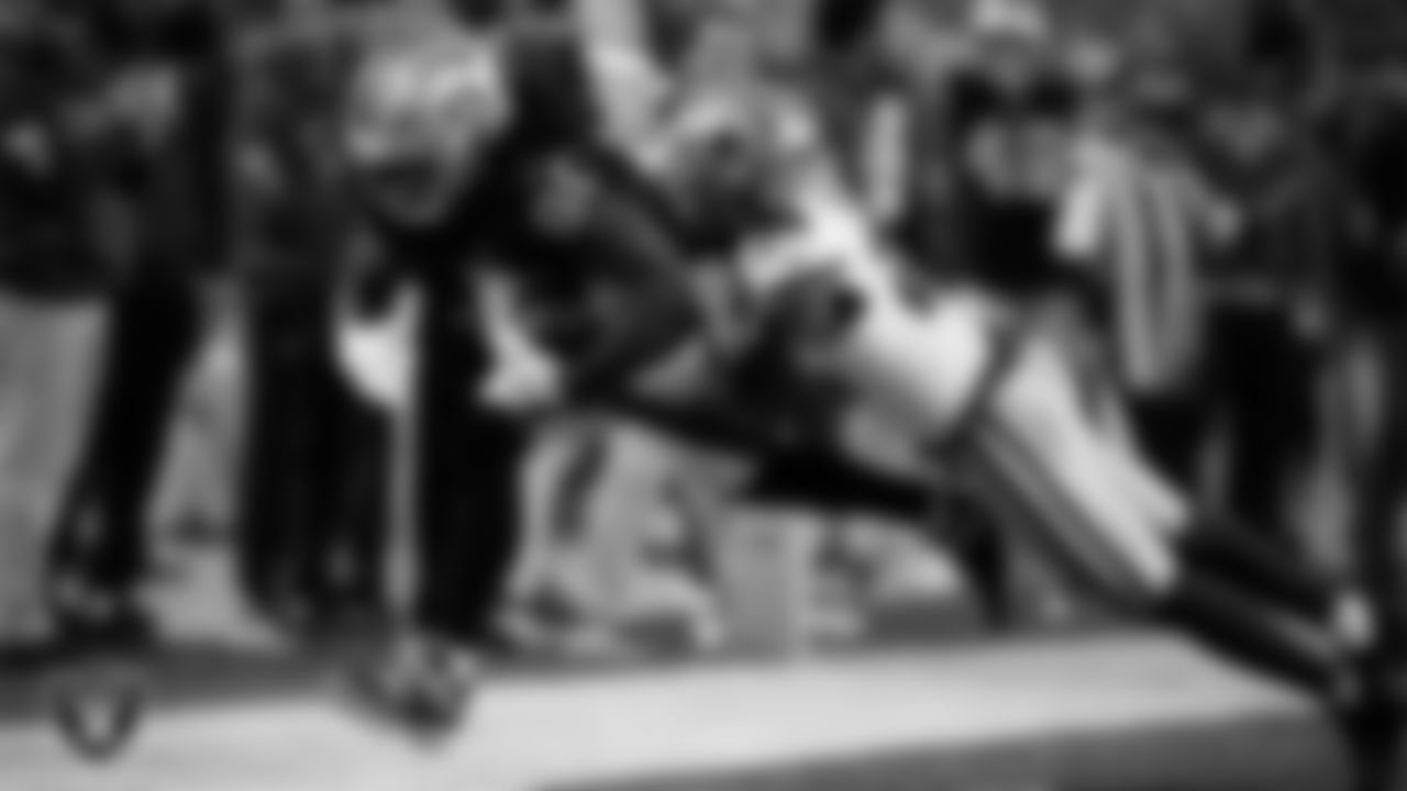 Las Vegas Raiders tight end Ian Thomas (80) runs after making a catch during the regular season home game against the Dallas Cowboys at Allegiant Stadium.