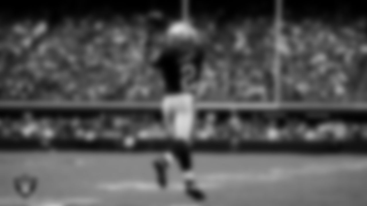 Las Vegas Raiders running back Ashton Jeanty (2) makes an 8-yard touchdown catch during the regular season home game against the Chicago Bears at Allegiant Stadium.