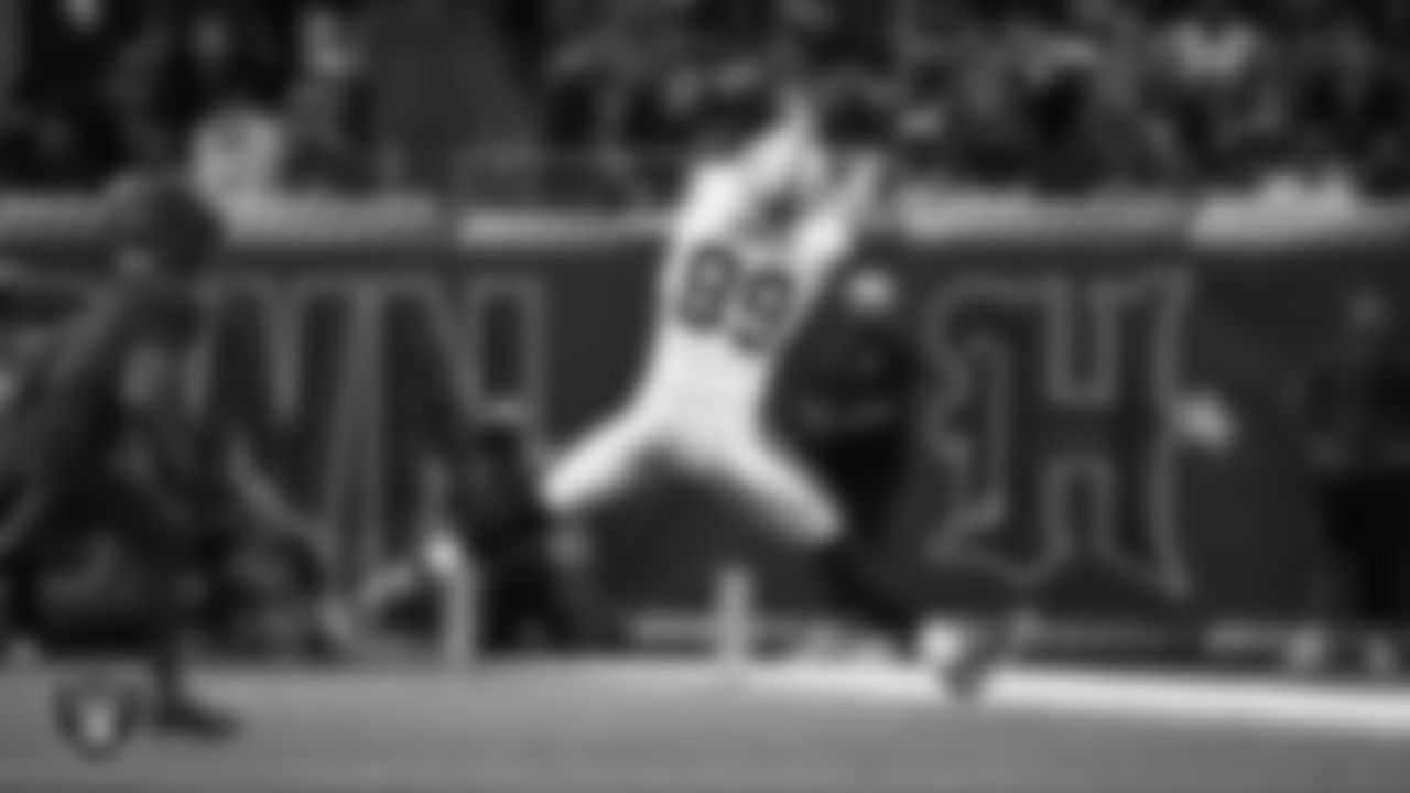 Las Vegas Raiders tight end Brock Bowers (89) makes a catch during the regular season away game against the Houston Texans at NRG Stadium.