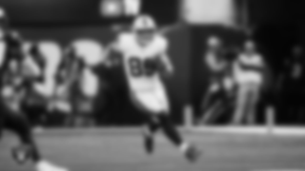 Las Vegas Raiders tight end Brock Bowers (89) runs after making a catch during the regular season away game against the Los Angeles Chargers at SoFi Stadium.