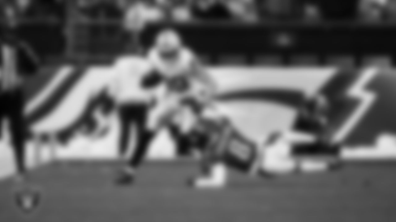 Las Vegas Raiders tight end Brock Bowers (89) runs after making a catch during the regular season away game against the Philadelphia Eagles at Lincoln Financial Field.
