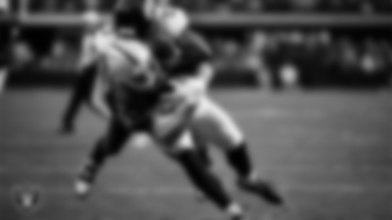Las Vegas Raiders tight end Brock Bowers (89) runs after making a catch during the regular season home game against the Jacksonville Jaguars at Allegiant Stadium.