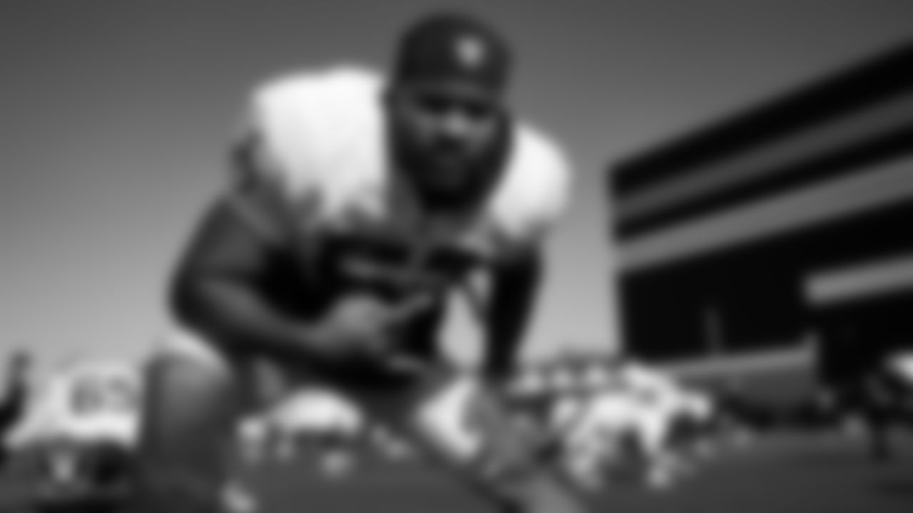 Las Vegas Raiders linebacker Elandon Roberts (52) on the field for a joint practice with the San Francisco 49ers at 2025 Training Camp at Intermountain Health Performance Center.