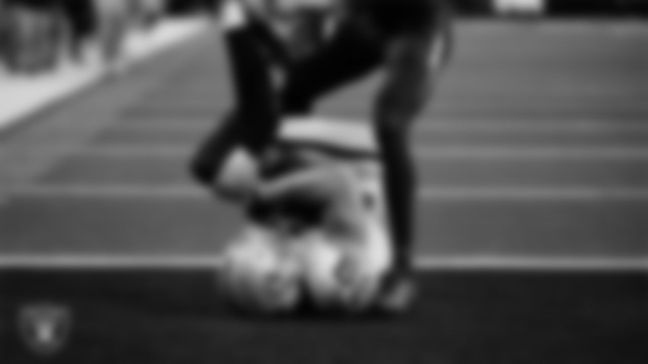 Las Vegas Raiders tight end Brock Bowers (89) makes a 6-yard touchdown catch during the regular season away game against the Los Angeles Chargers at SoFi Stadium.