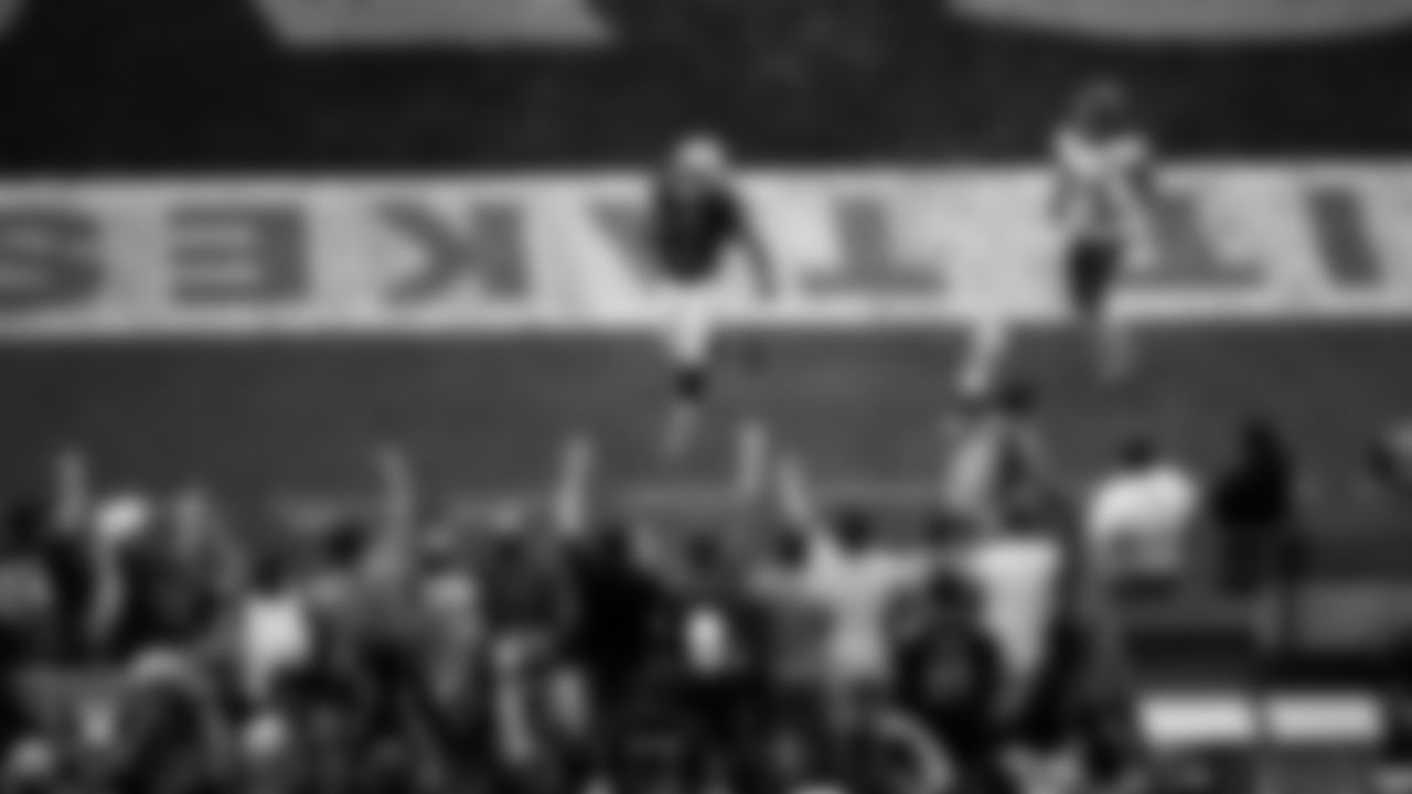 Las Vegas Raiders running back Ashton Jeanty (2) celebrates after rushing for a 64-yard touchdown during the regular season home game against the Chicago Bears at Allegiant Stadium.