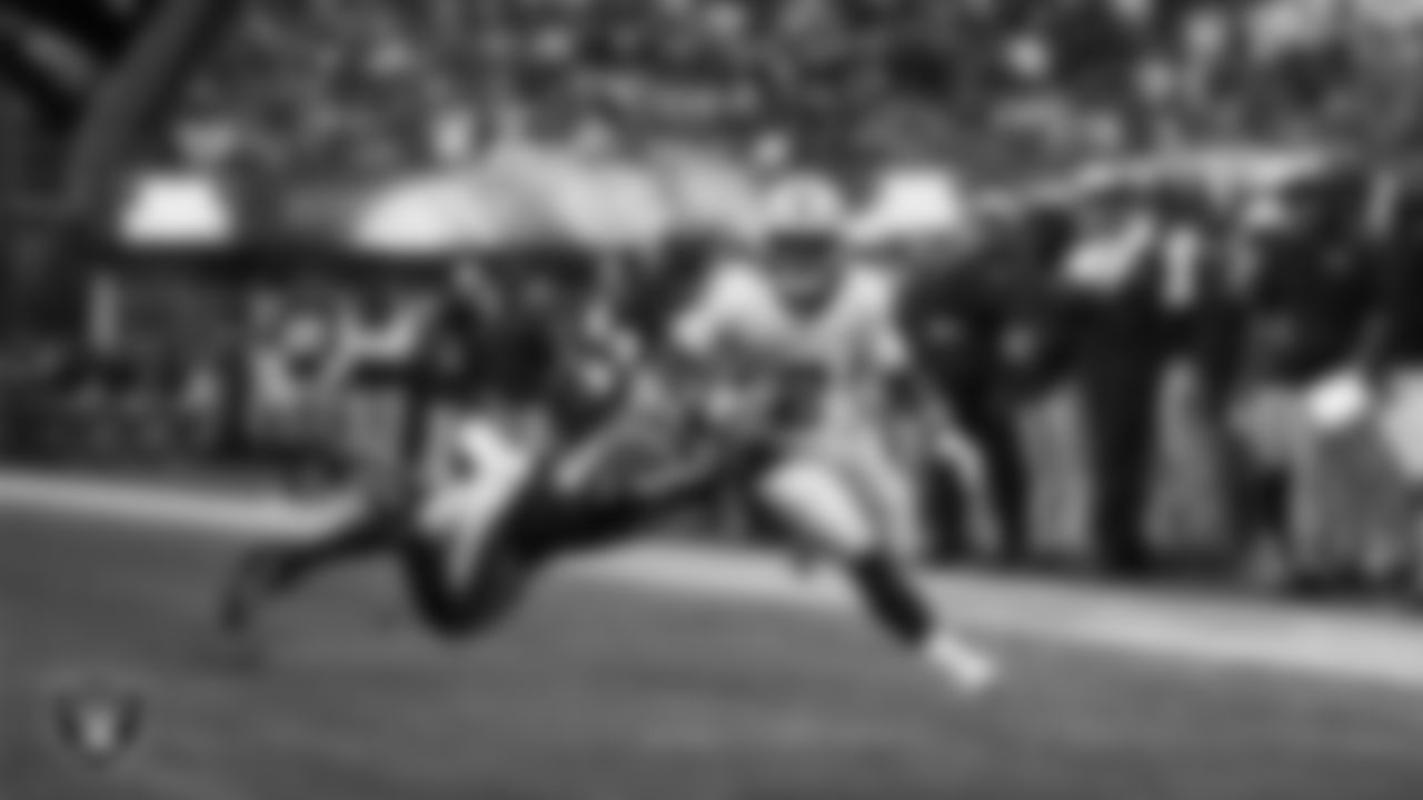 Las Vegas Raiders running back Ashton Jeanty (2) rushes during the regular season away game against the New England Patriots at Gillette Stadium.