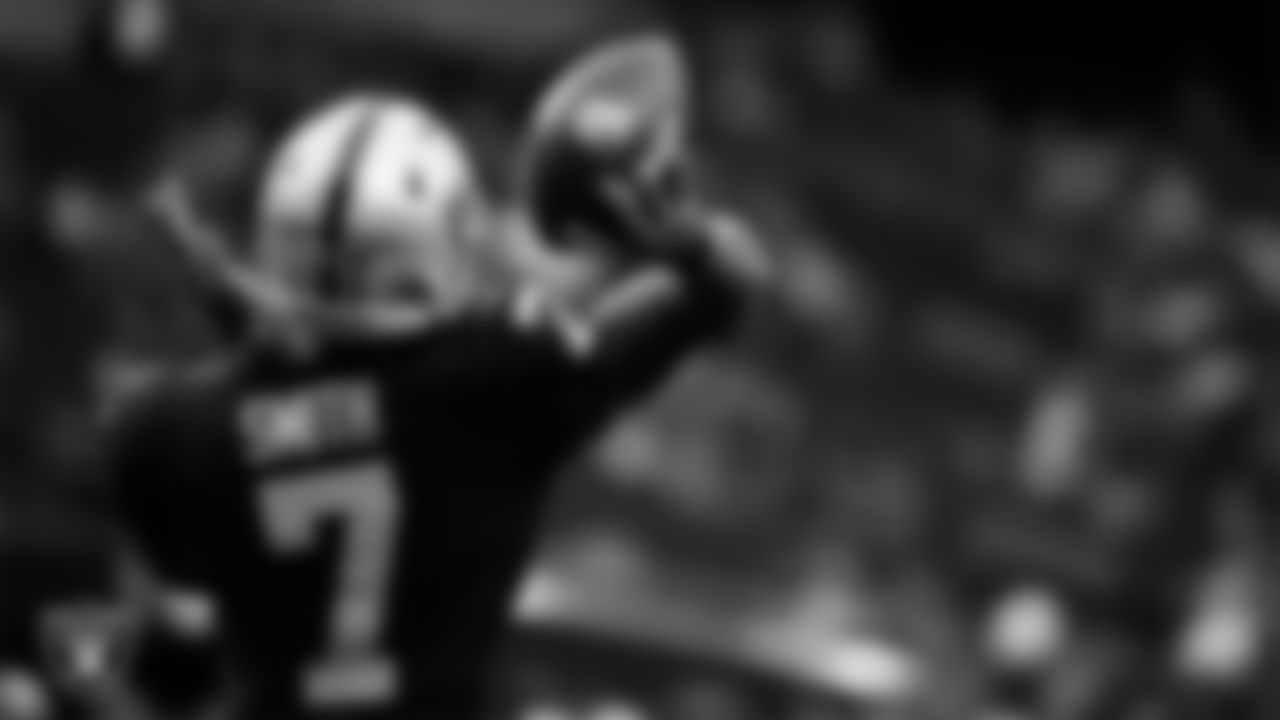 Las Vegas Raiders quarterback Geno Smith (7) warming up before the regular season home game against the Tennessee Titans at Allegiant Stadium.