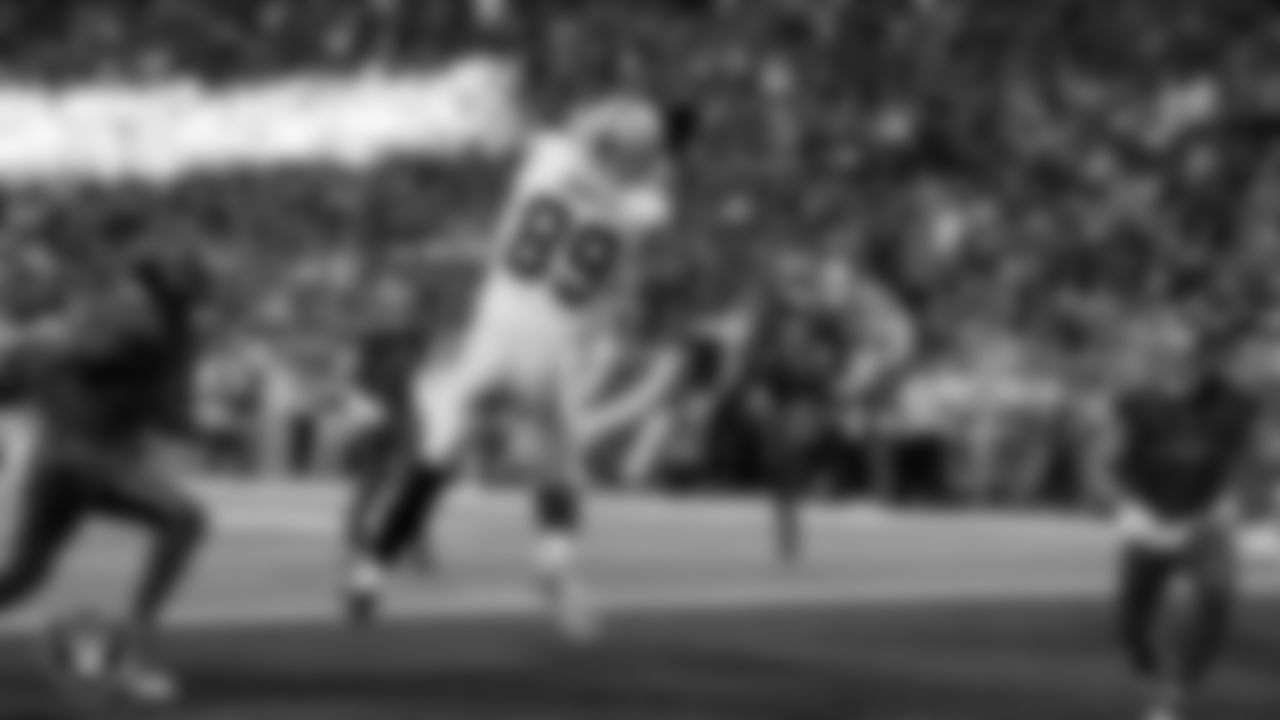 Las Vegas Raiders tight end Brock Bowers (89) makes a 7-yard touchdown catch during the regular season away game against the Houston Texans at NRG Stadium.