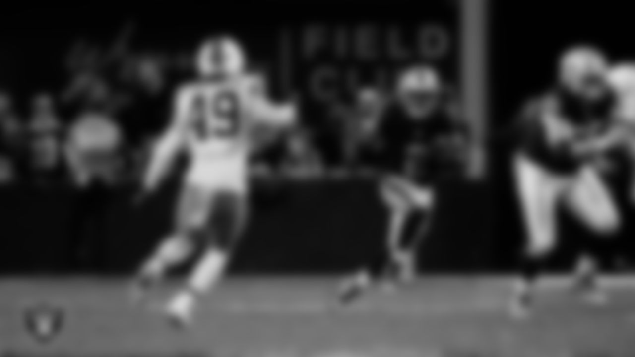 Las Vegas Raiders running back Ashton Jeanty (2) runs after making a catch during the regular season home game against the Cleveland Browns at Allegiant Stadium.