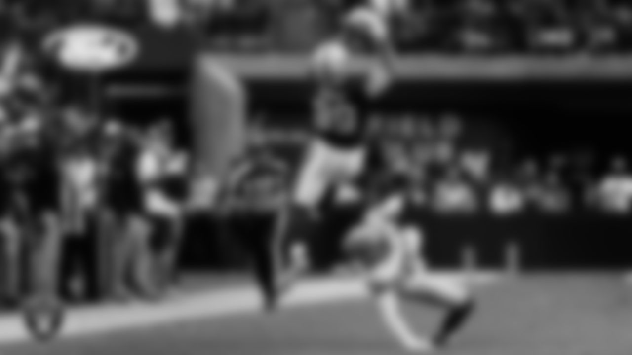 Las Vegas Raiders tight end Brock Bowers (89) makes a catch during the preseason home game against the San Francisco 49ers at Allegiant Stadium.