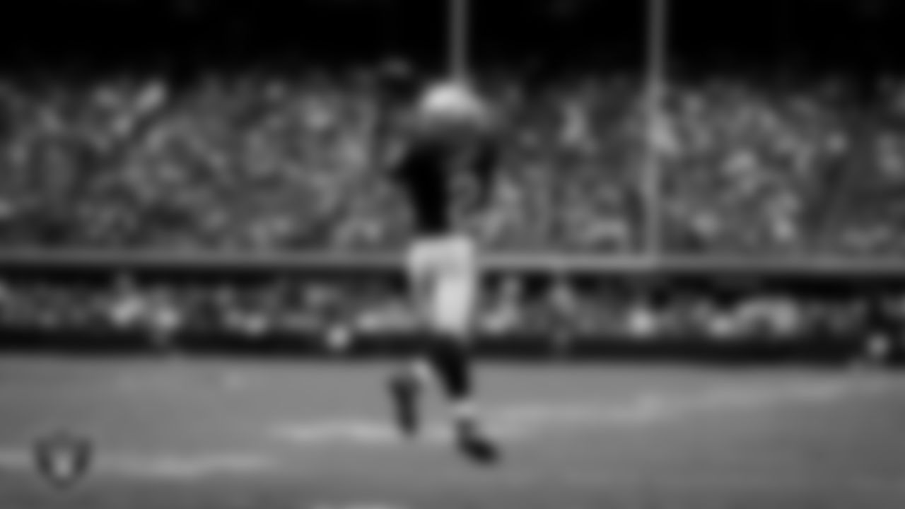 Las Vegas Raiders running back Ashton Jeanty (2) makes an 8-yard touchdown catch during the regular season home game against the Chicago Bears at Allegiant Stadium.